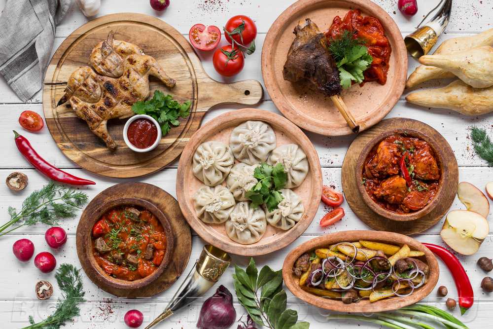 Грузинская кухня - изысканно-вкусная, но при этом простая и сытная Рецепты многих блюд и напитков народов этого региона достаточно древние и за последнюю тысячу лет почти не претерпели изменений Формирование традиций национальной кухни произошло под влиян