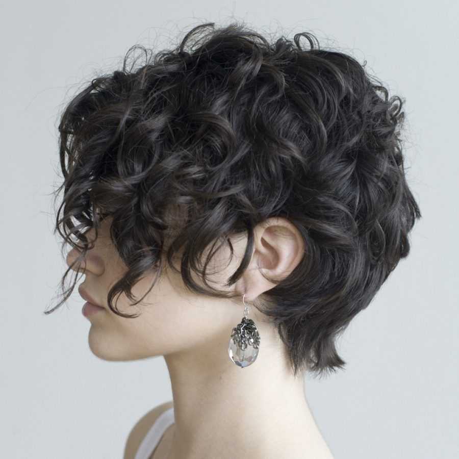 Короткие стрижки на волнистые волосы фото женские