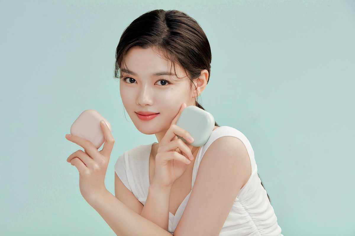 Корея для жирной кожи. Кушон Laneige Neo. Laneige Neo Cushion Matte spf42 pa++. Корейская косметика реклама. Кореянка косметика.