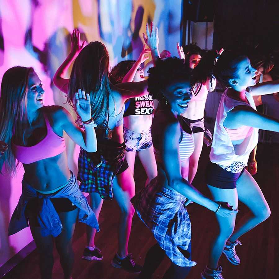 Где танцуют на дискотеке. Девушка танцует на дискотеке. Клуб девочки танцуют. Девушки в ночном клубе. Девушка танцует в ночном клубе.