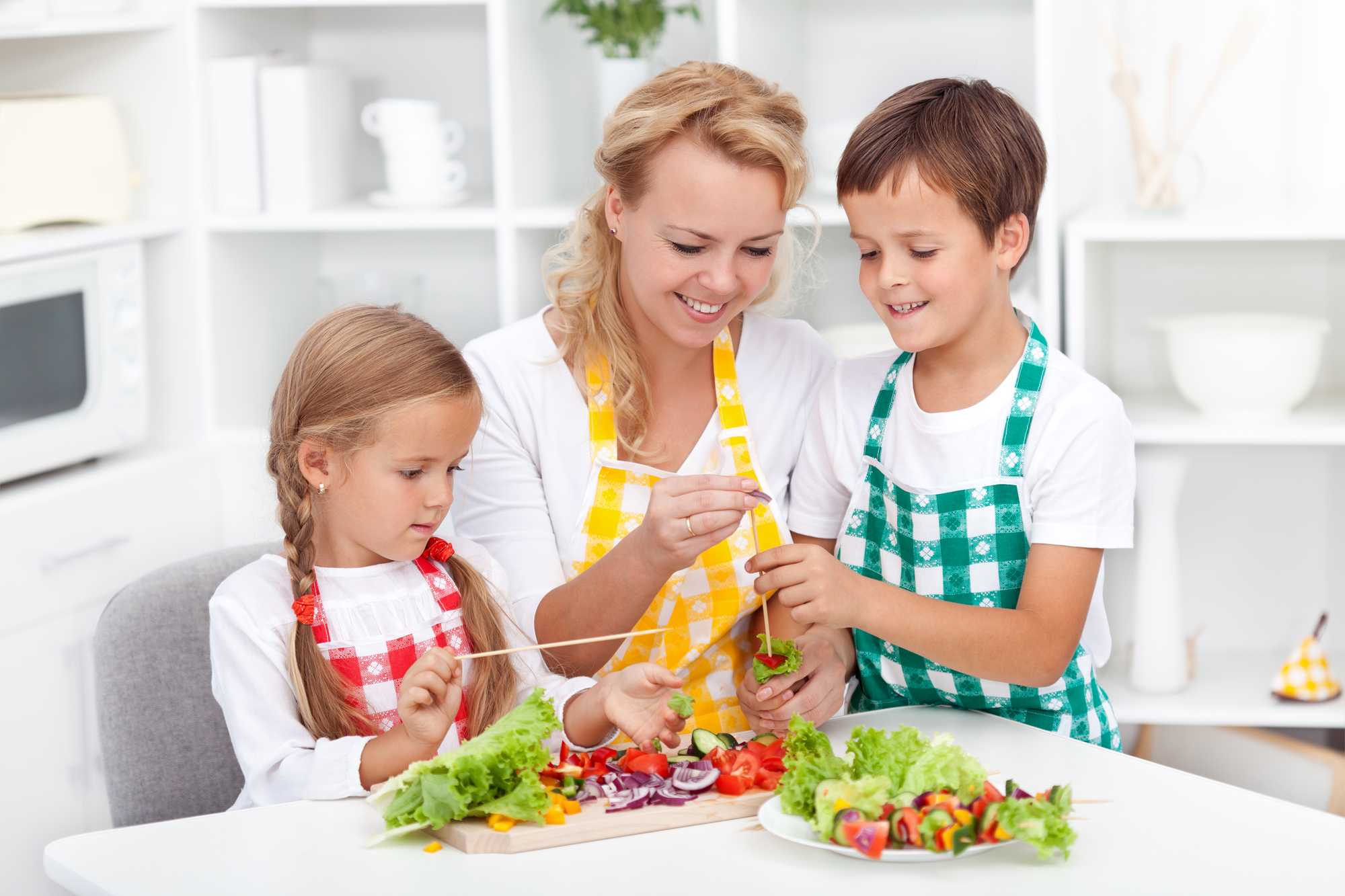 Употребление детьми готовых домашних блюд предоставленных родителями. Здоровое питание для детей. Обед для детей. Здоровое питание в семье. Семья на кухне.