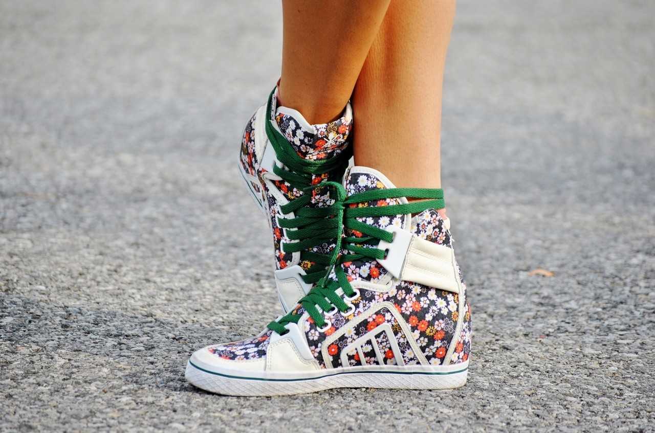 Sneakers. Кеды со звездочкой. Модные кеды. Sneakers кроссовки. Кеды на каблуке в цветочек.