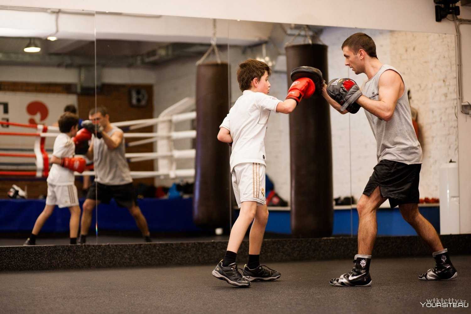Тренировка ударов боксера. Бокс дети тренировка. Тренировка боксера. Тренировка по боксу. Тренировка по боксу для детей.