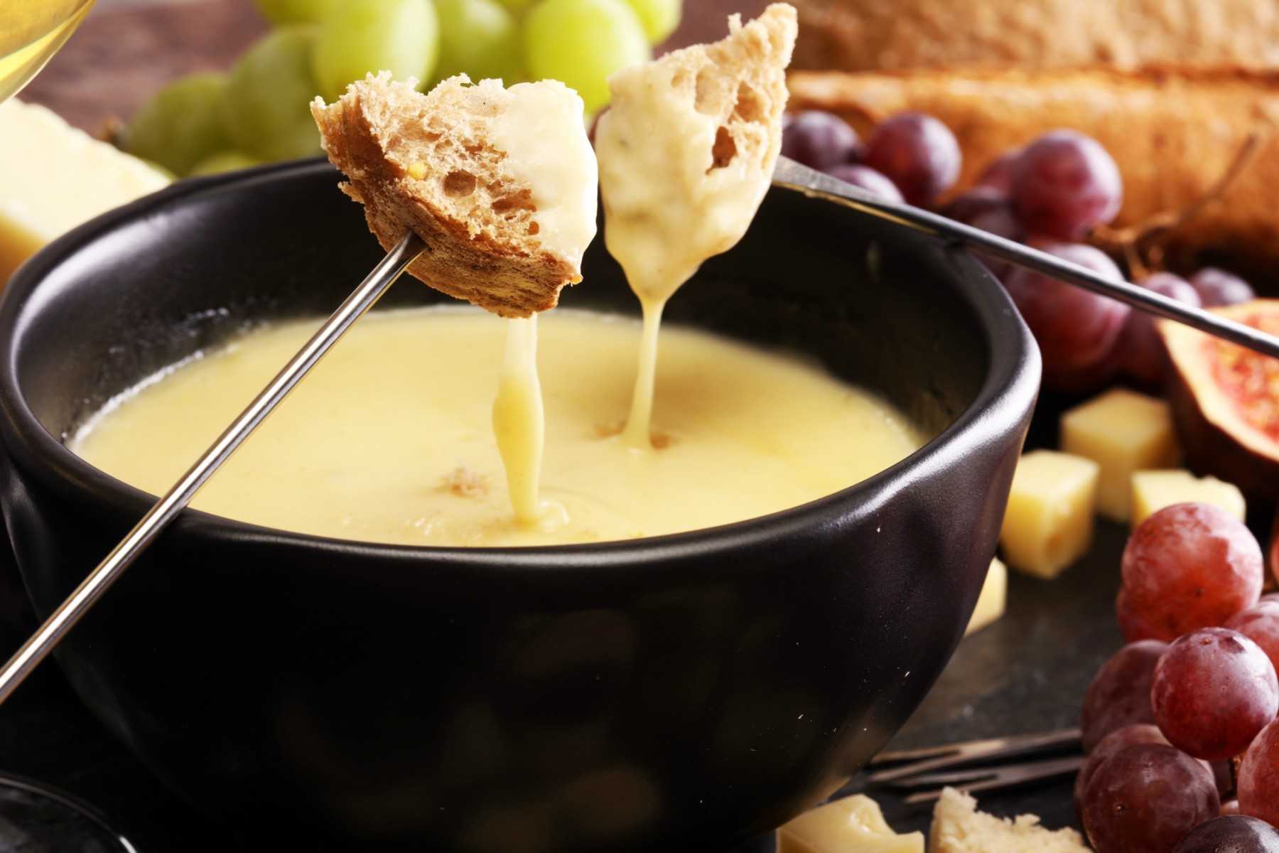 Фондю рецепт. Fondue | фондю. Фондю Швейцария. Фондю муатье-муатье. Сырное фондю Швейцария.