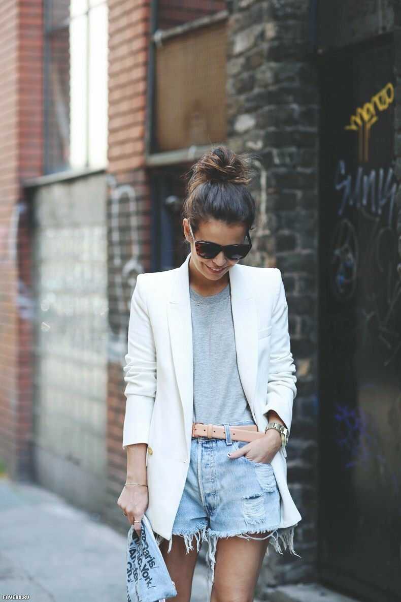 Удлиненный пиджак и джинсы