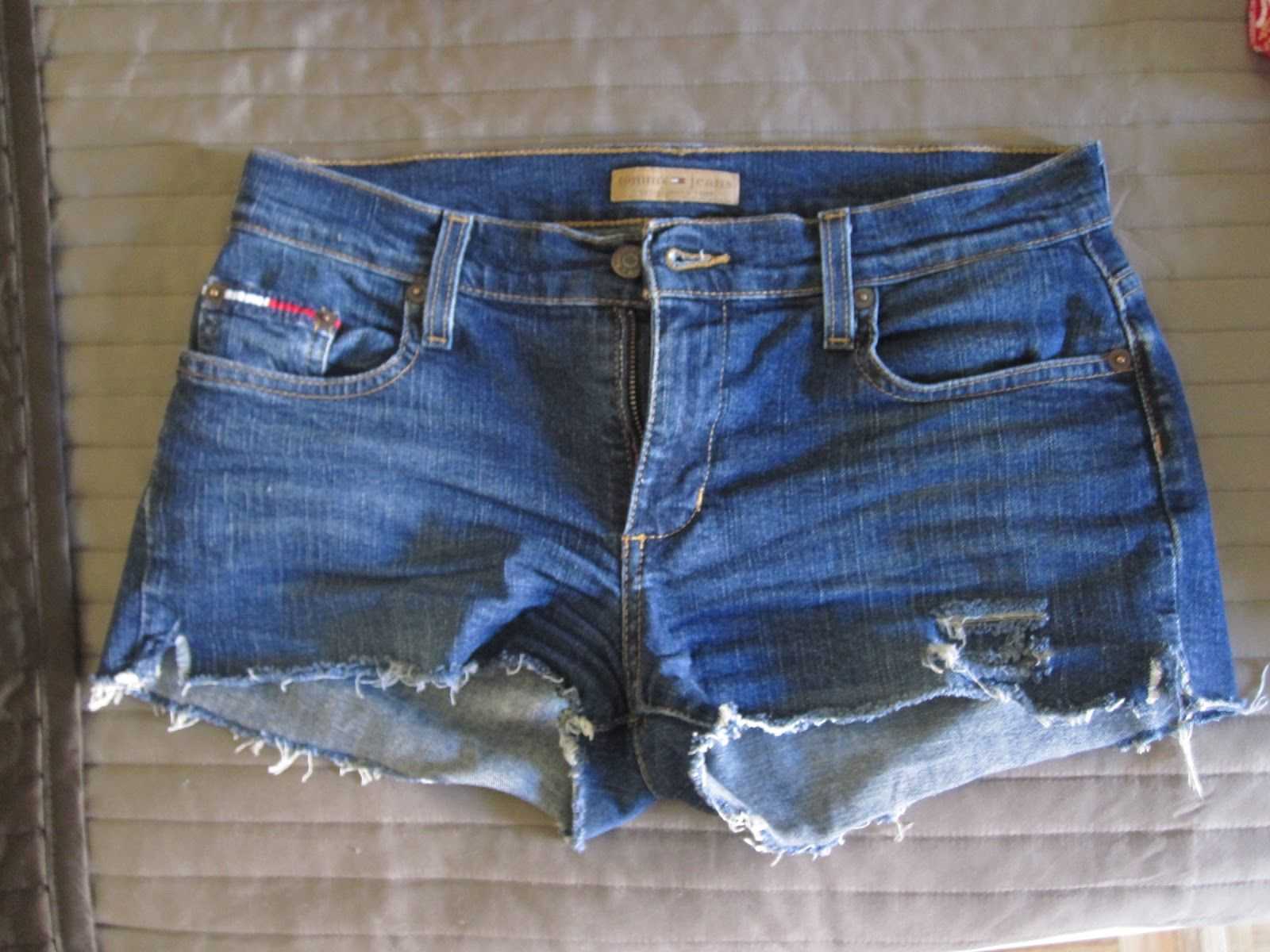 Шорты из старых джинс. Джинсовые шорты. Переделка джинс в шорты. Шорты из старых джинсов. Обрезать джинсы под шорты.