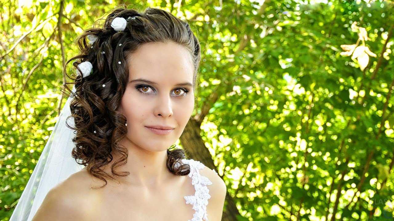 Недорогие свадебные прически на средние волосы