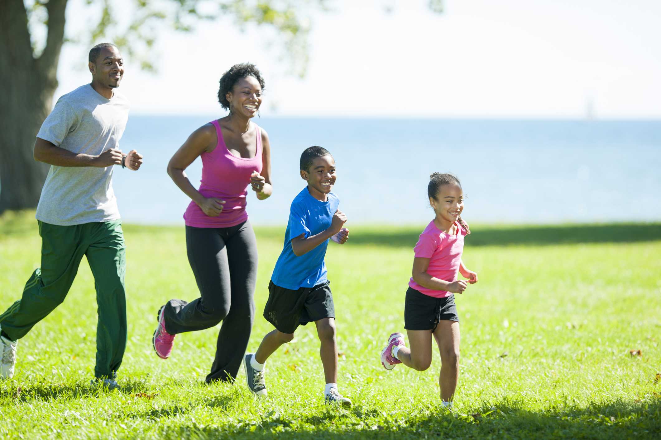 Health activities. Спортивная семья. Бег всей семьей. Семья на пробежке. Счастливая спортивная семья.