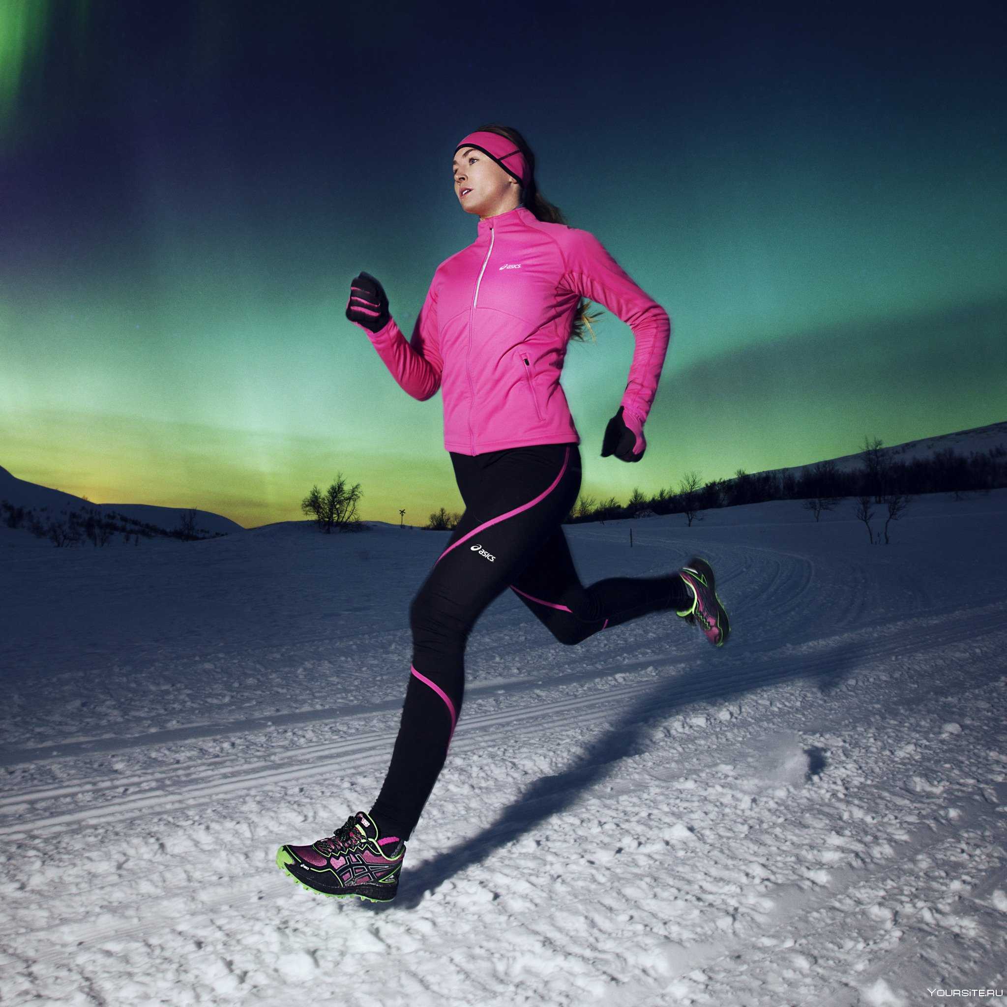 Do sport the winter. Зимняя экипировка для бега. Одежда для бега зимой. Спортивная одежда для бега зимой. Зимняя одежда для бега женская.