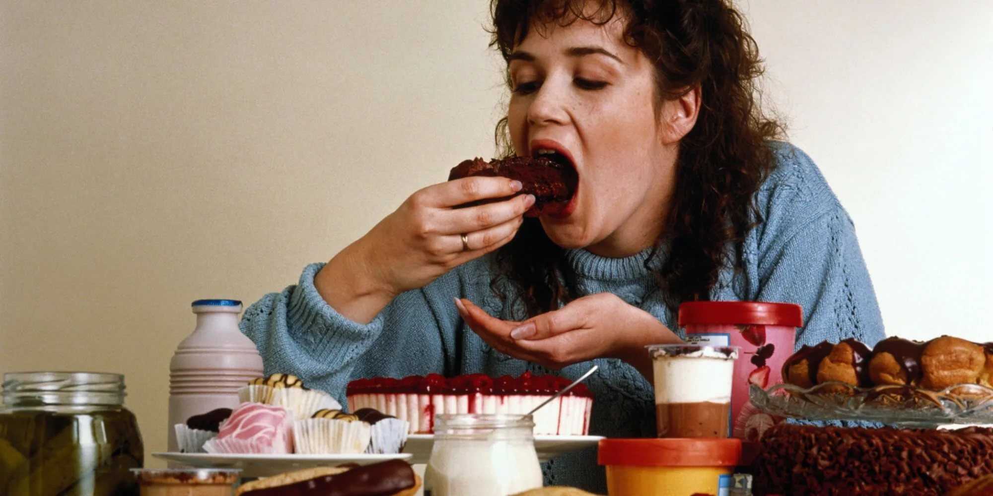 Ешь и толстым становишься. Обжорство. Заедать стресс едой. Переедание вредная привычка. Импульсивное переедание.