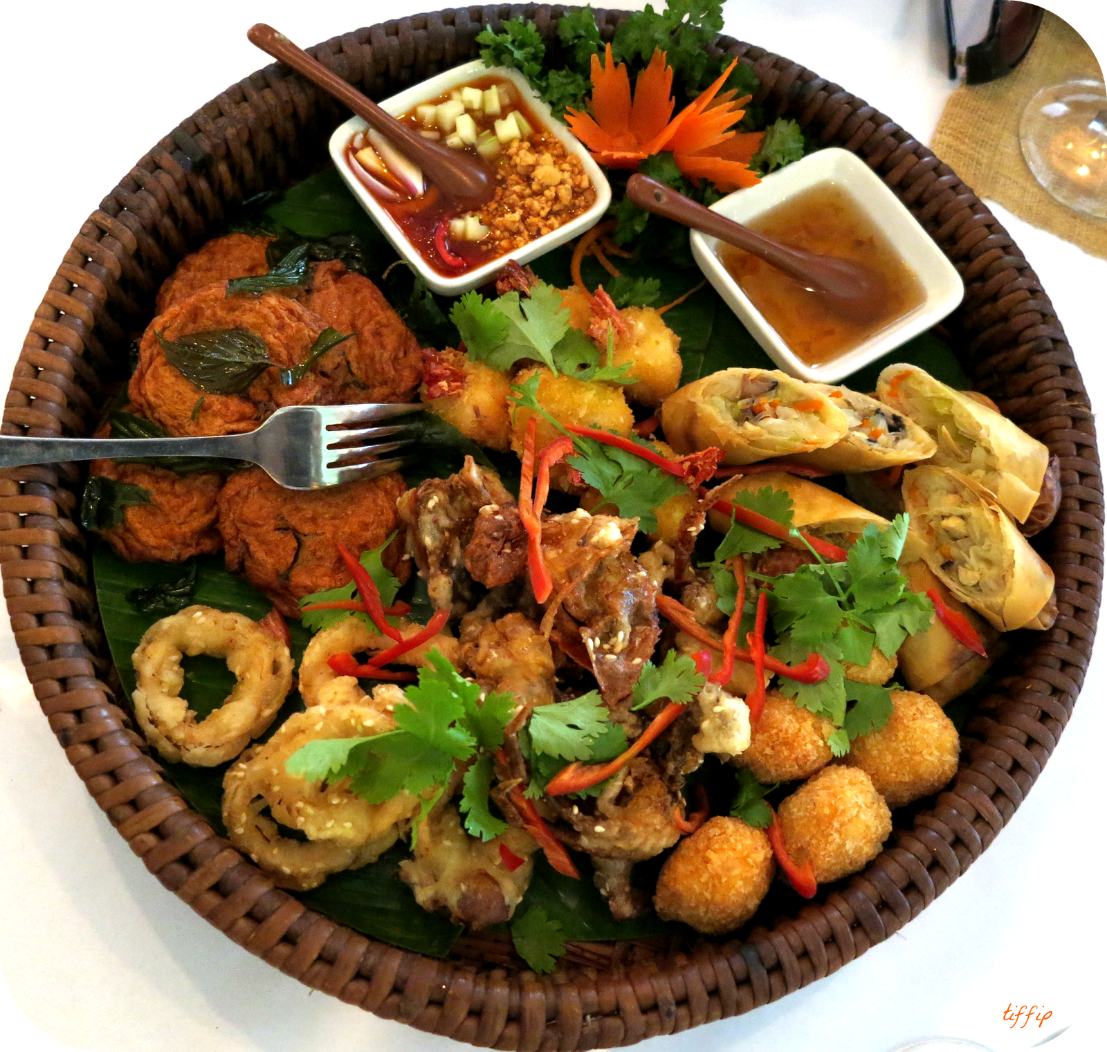 Какое блюдо острое. Блюда Тайланда. Еда в Тае. Лотоса тайская кухня. Тайская еда Паттайя.