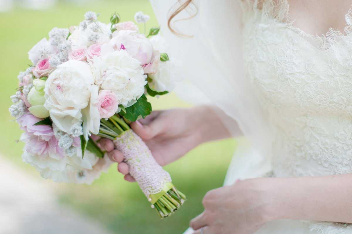 Букет невесты из пионов белых и розовых