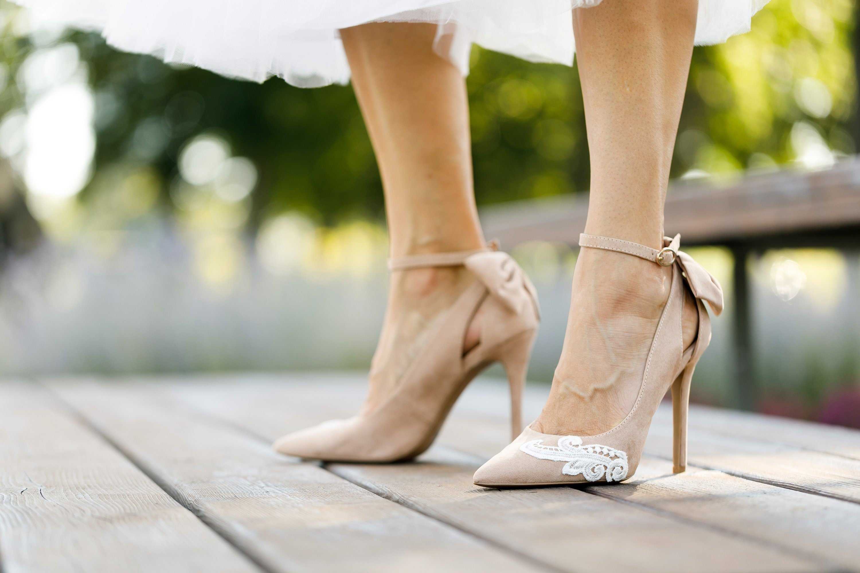 Белое платье и бежевые туфли