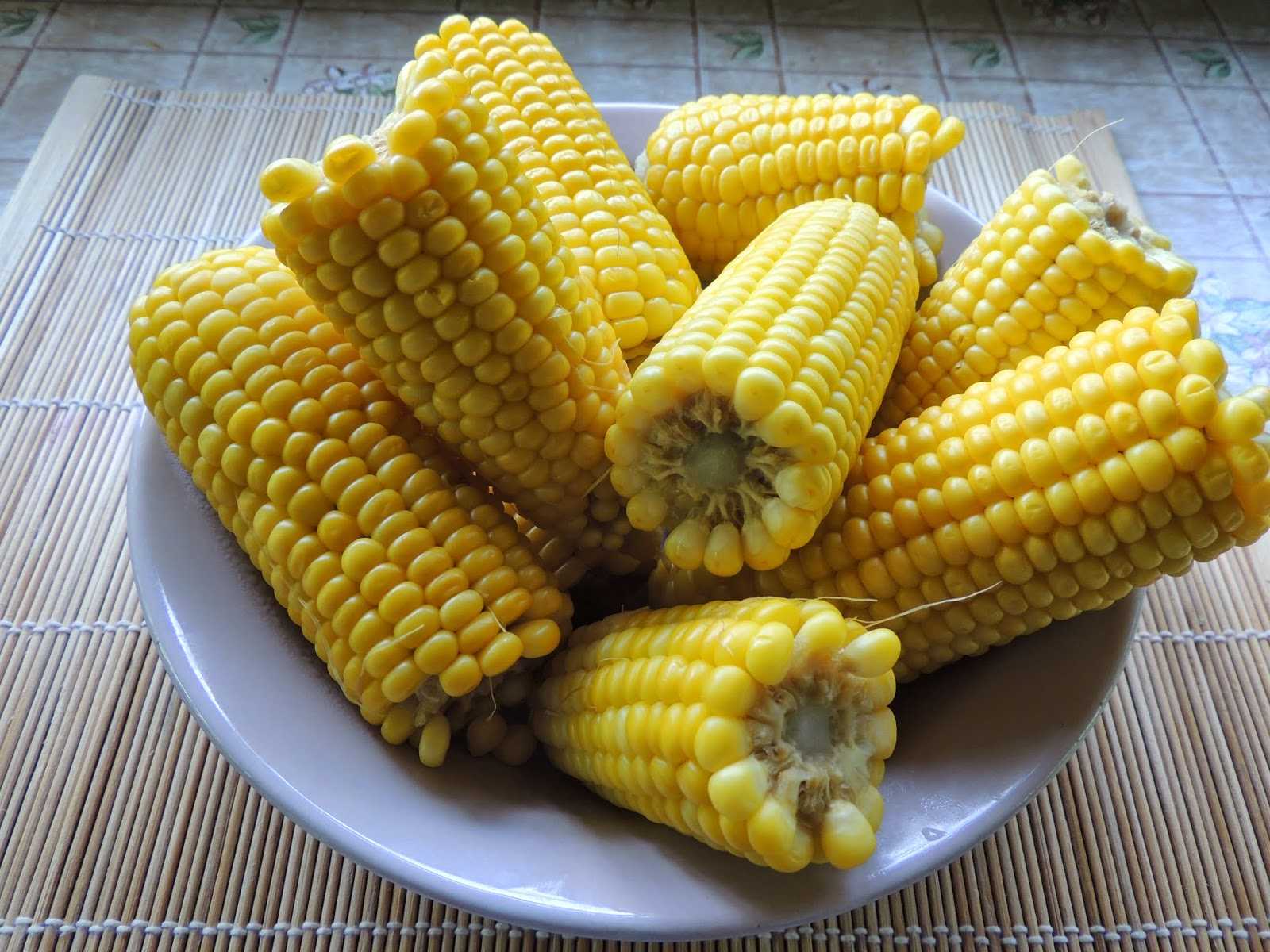 Кукуруза вареная в початках. Вареная кукуруза. Кукуруза в початках вареная. Кукуруза сахарная вареная. Кукурузный початок.