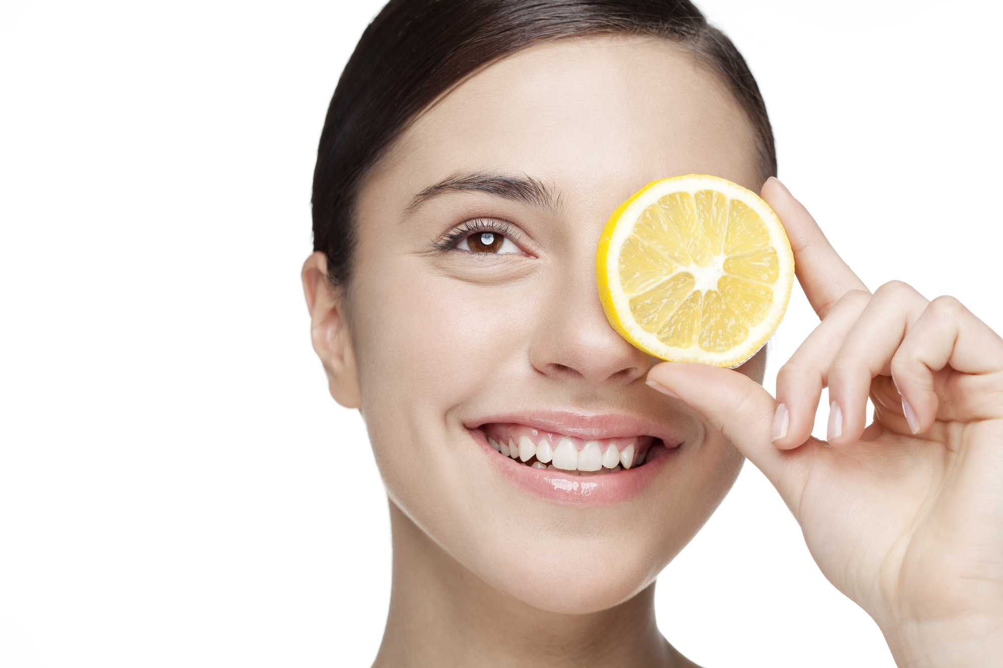 Маска лимонным соком. Красивая кожа лица. Девушка с лимоном. Лимон от прыщей. Витамин с для лица.