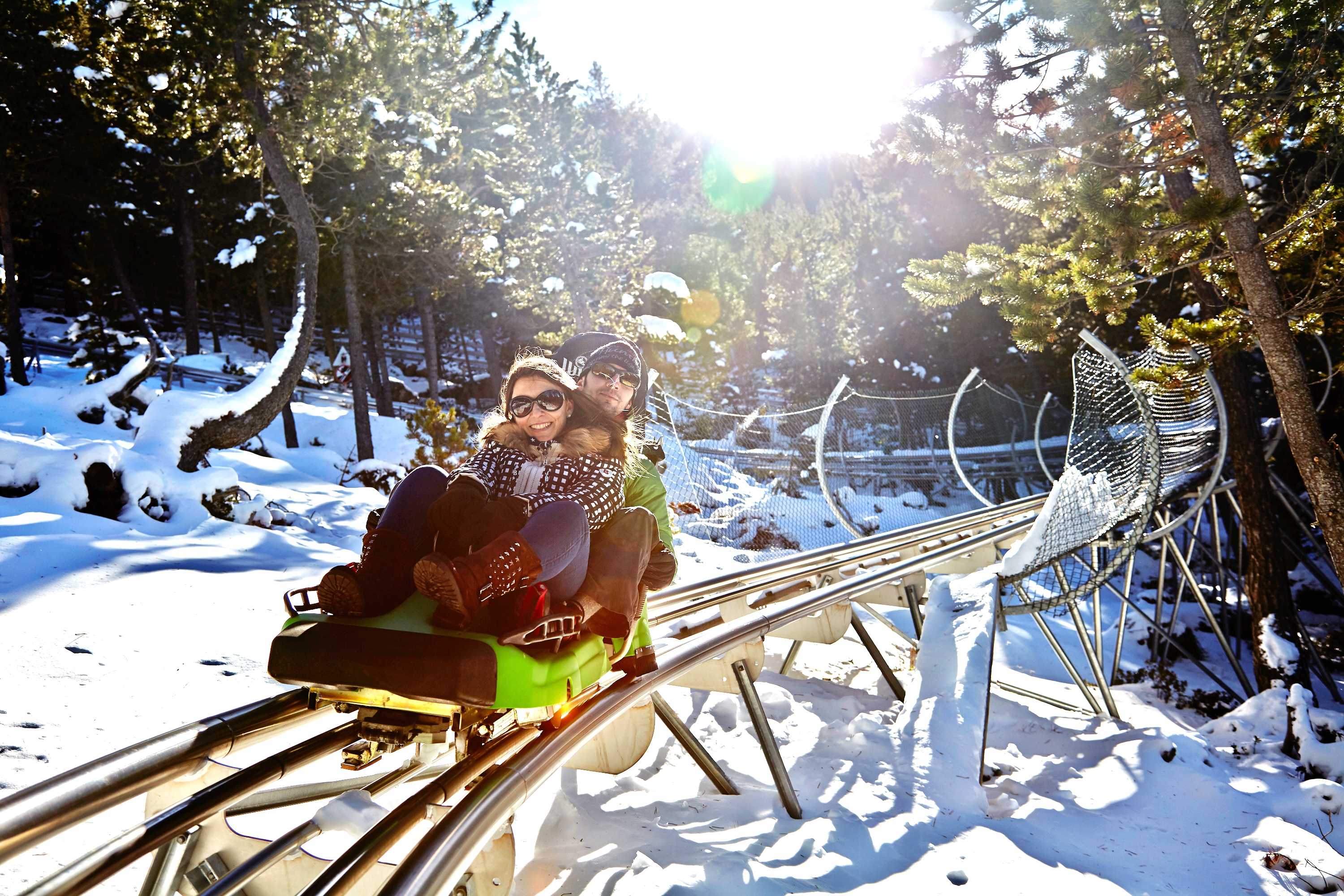 Куда лучше поехать в феврале. Зимние развлечения в парке. Новый год на горнолыжном курорте. Путешествие зимой. Зима парк отдых.