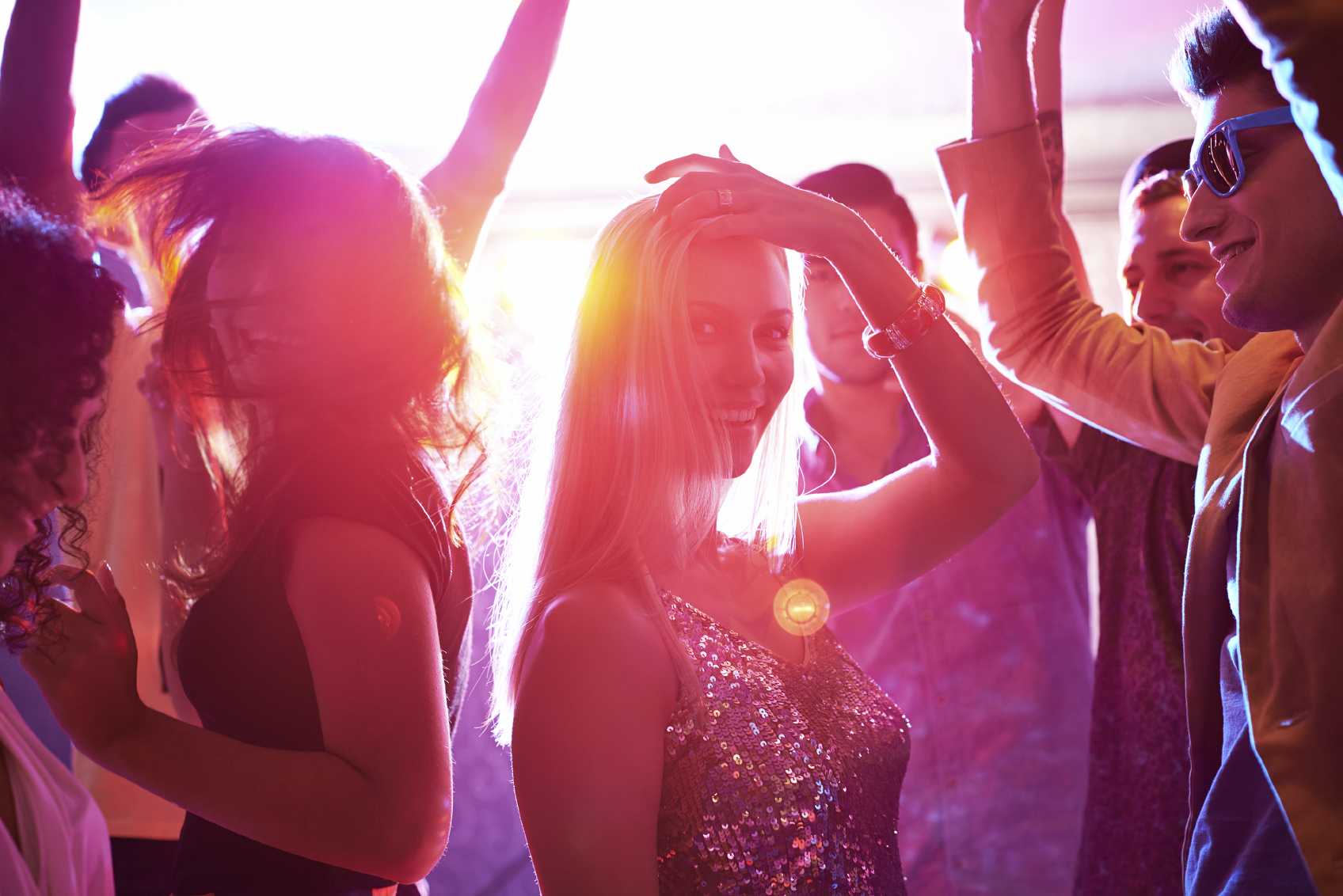 девушки в клубе танцуют фото