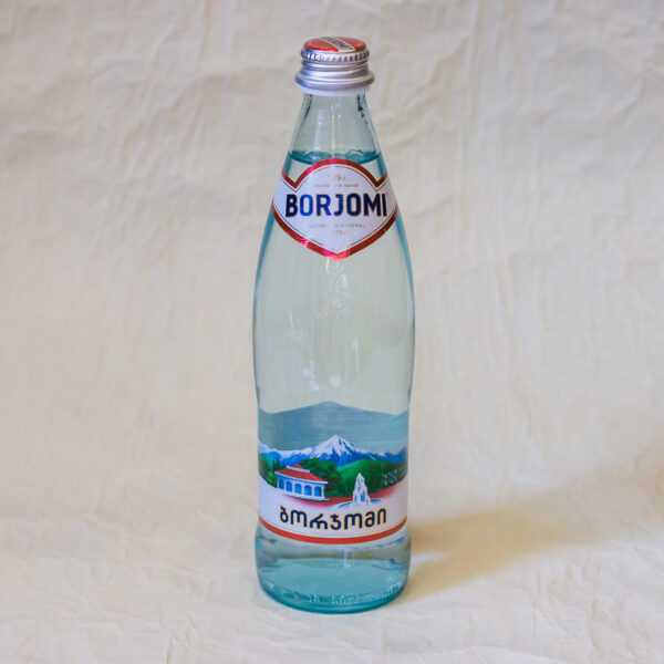 Вода боржоми показания и противопоказания. Боржоми (минеральная вода). Минеральная вода Borjomi газированная стекло. Минеральная вода Borjomi газированная, стекло, 0.5 л. Вода минеральная 0.5 Боржоми Грузия.