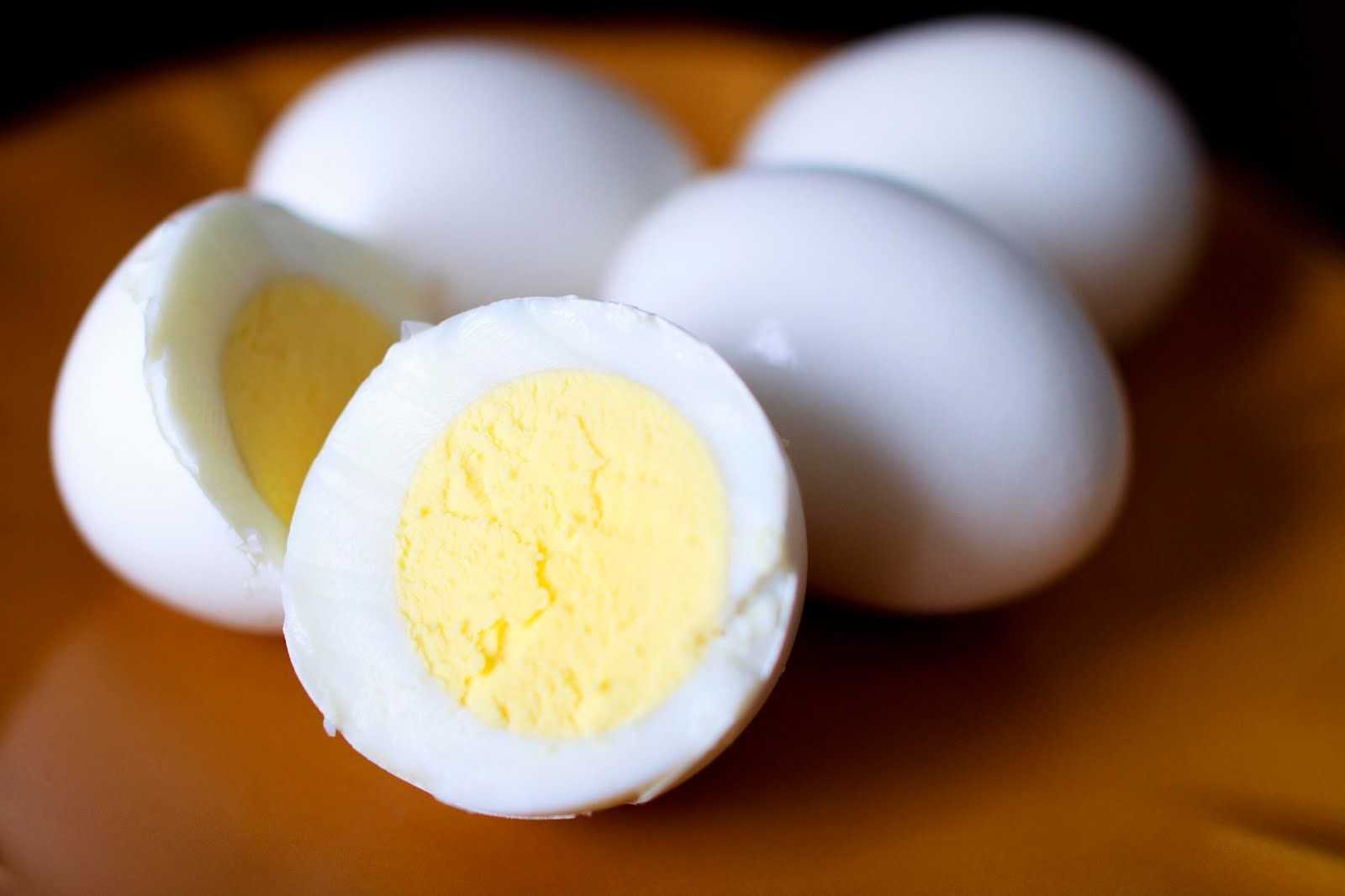 Куриное яйцо без белка. Яичный белок. Куриный белок. Белок яйца. Яичные белки.